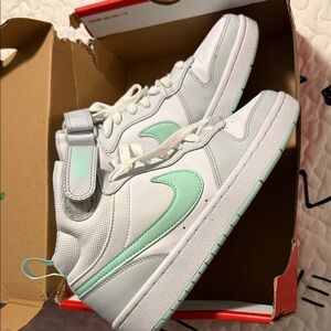 Nike Kids Sneakers in White and Light Green